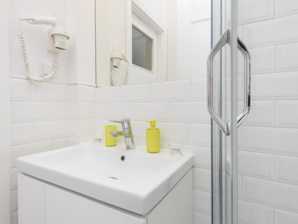 Delightful New Town Square Apartment Варшава Экстерьер фото