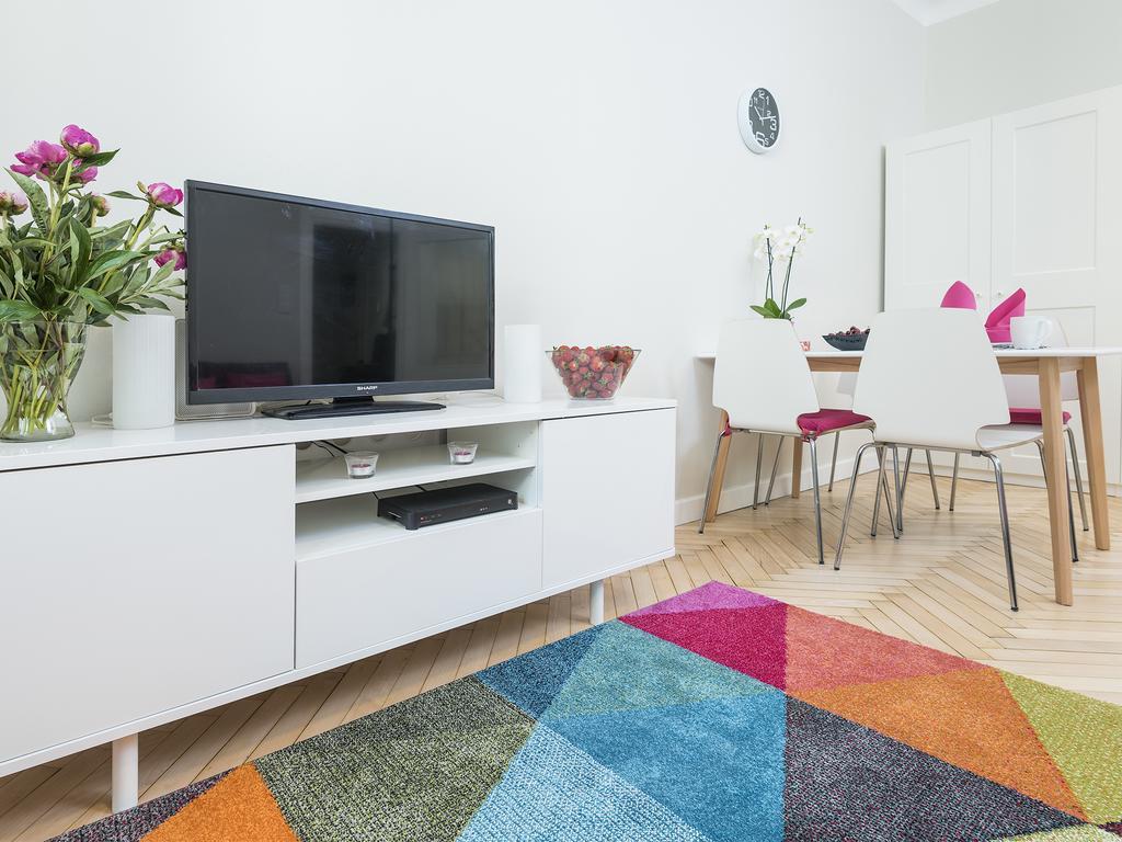 Delightful New Town Square Apartment Варшава Экстерьер фото