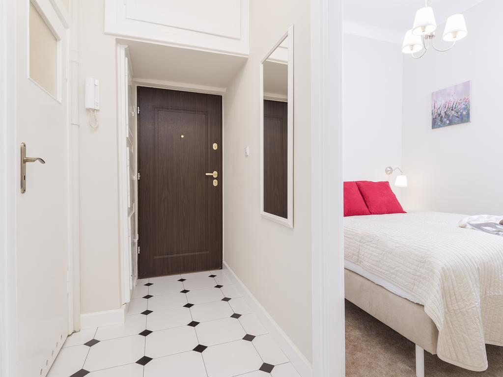 Delightful New Town Square Apartment Варшава Экстерьер фото