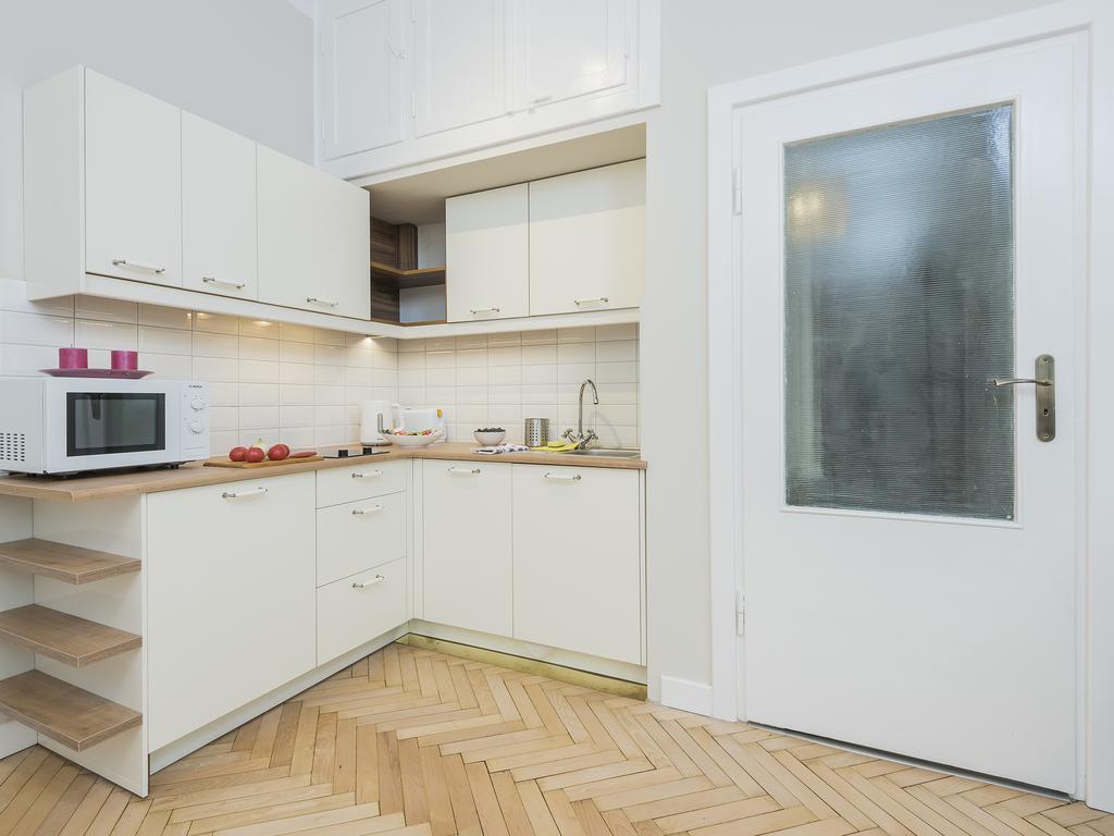 Delightful New Town Square Apartment Варшава Экстерьер фото